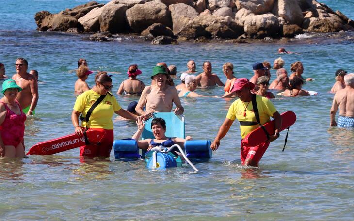 Las playas accesibles de Benidorm superan los 8.700 usuarios en los meses centrales del verano